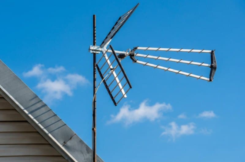 Antenne râteau TNT installée en toiture, orientée pour une réception optimale
