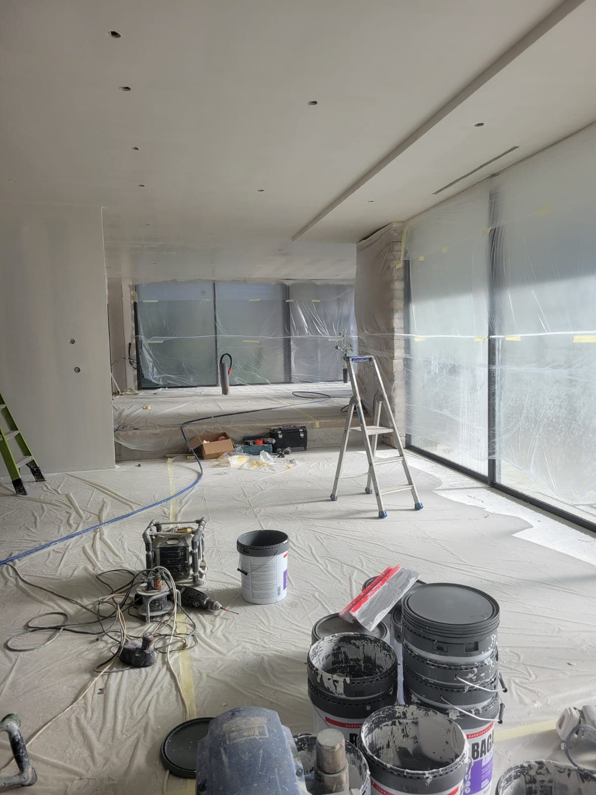 Préparation d'un chantier de peinture intérieure : bâches, échelle et outillage Belin Travaux
