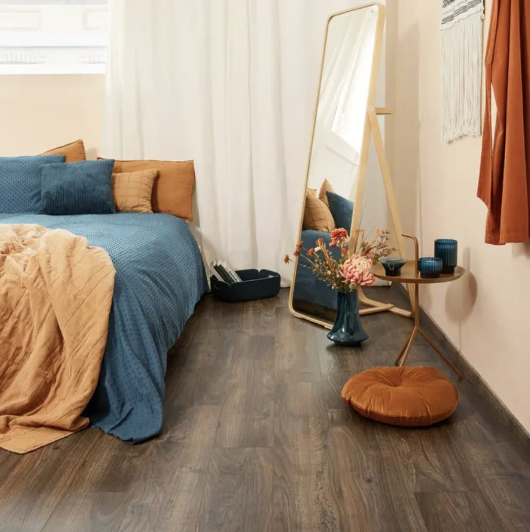 Chambre avec sol stratifié imitation bois foncé, gamme Berry Alloc